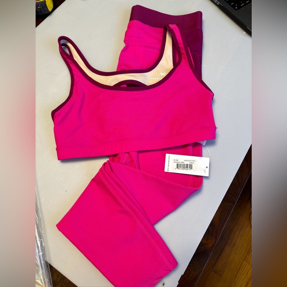Training set: leggings and top by heroine sport